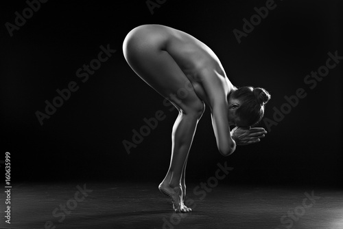 Femme nue faisant de l'exercice pour se détendre Tableau sur Toile