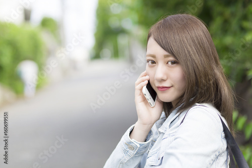 スマホを持つ 振り返る女性 屋外 Buy This Stock Photo And Explore Similar Images At Adobe Stock Adobe Stock