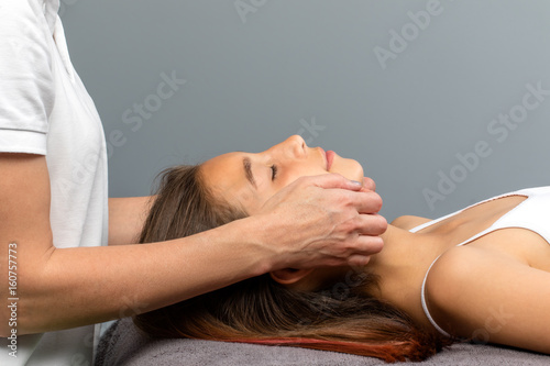Fotografía Little girl having osteopathic jaw treatment.