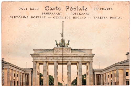 brandenburg-brama-w-berlin-niemcy-kolaz-na-sepiowym-rocznika-pocztowki-tle