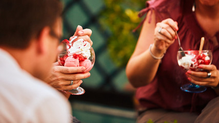 Amici in gelateria con coppa di gelato