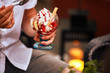 © CreativePhotography - Amici in gelateria con coppa di gelato