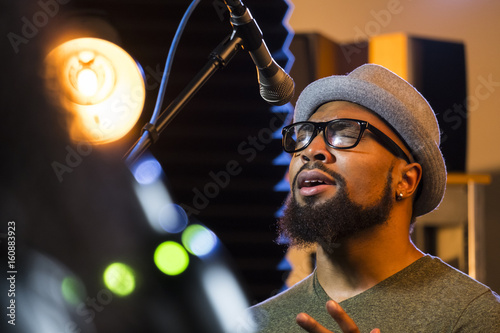 Fotomural Black male singing in a recording studio, close up