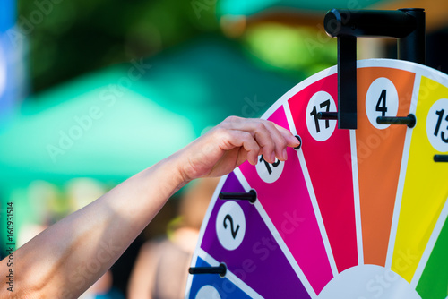 Fotografía Glücksrad drehen auf einem Jahrmarkt und viele Preise gewinnen