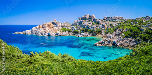 Fotografía Bizarre granite rock and azure bay in Capo Testa, Sardinia, Italy