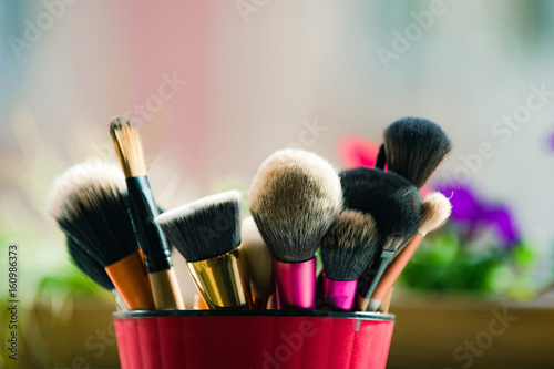 Fotografía brush for fashionable makeup or cosmetic in pink cup