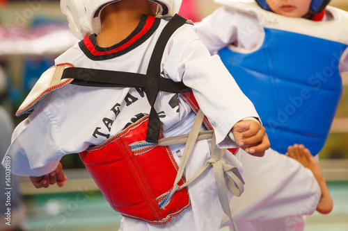 Kids fighting on stage during Taekwondo contest Фотошпалери