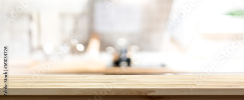 Wood countertop (or kitchen island) on blur kitchen interior background Tableau sur Toile