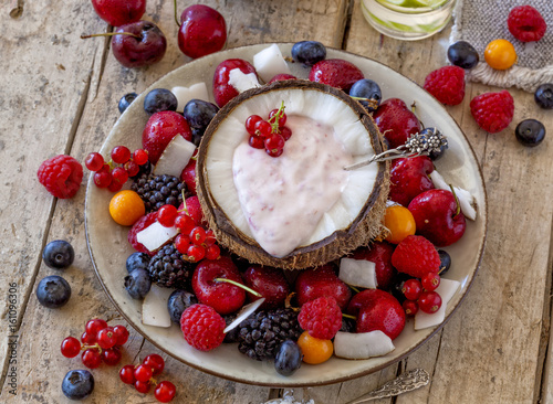 Doppelrollo mit Motiv - Coconut half with yogurt and healthy fruit salad (von hansgeel)