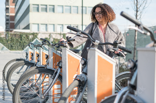 Plakat Afro amerykańska kobieta bierze bicykl