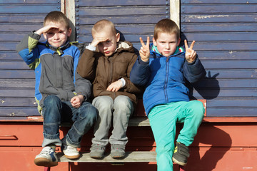  Coole Jungs sitzen auf Treppe von nostalgischem Zirkuswagen