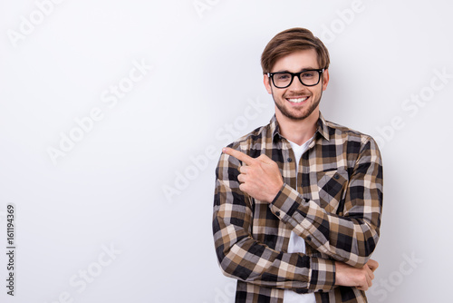 Fotografía Smiling young nerdy bearded stylish student is standing on pure background in gl
