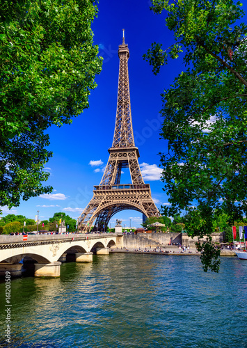 Plakat Paryż Wieża Eiffla i Sekwany w Paryżu, Francja. Wieża Eiffla to jedna z najbardziej charakterystycznych atrakcji Paryża.