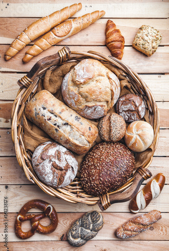 Zdjęcie XXL Kosz pełno wyśmienicie świeży chleb na drewnianym tle