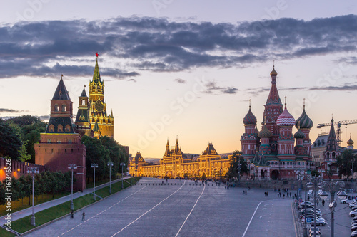 Zdjęcie XXL Katedra Świętego Bazylego, Kreml moskiewski i plac czerwony w lecie. Niebo z chmurami. Rosja