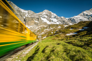 Wall Mural - En direction de la gare de Kleine Scheidegg