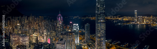 widok-z-lotu-ptaka-na-nocna-panorame-miasta-hong-kong