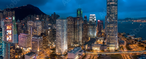wieczorny-widok-z-lotu-ptaka-na-hong-kong