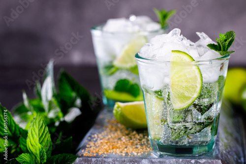 koktajl-o-smaku-mojito-z-duza-iloscia-pokruszonego-lodu-i-zielonymi-listkami