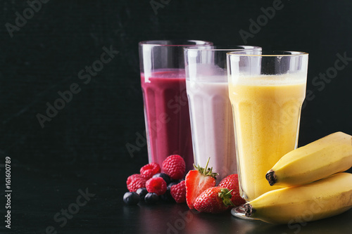 Zdjęcie XXL Jagoda, multifruit i bananowe koktajle mleczne