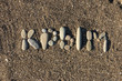 буквы из камня мозаика на песке