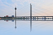 Rheinturm und Rheinkniebrücke in Düsseldorf mit Spiegelung im Rhein