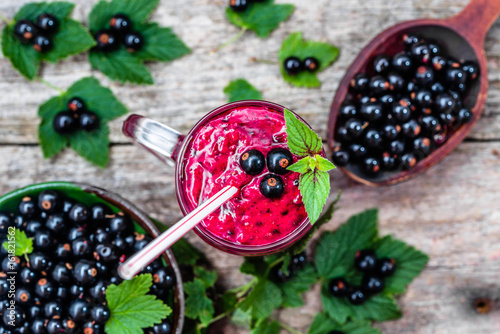 Plakat Zdrowe smoothie z owoców z jogurtem. Połączona jagoda czarna