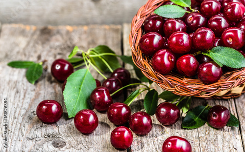 Fotografía Organic cherries, farm fresh fruits on farmer table