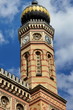 Maurischer Turm der Großen Synagoge vor blauem Himmel