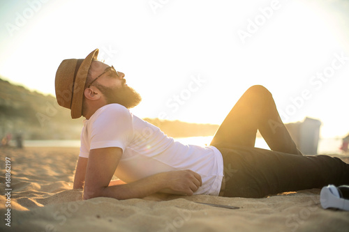 Cuadros en Lienzo Handsome guy chilling at the beach
