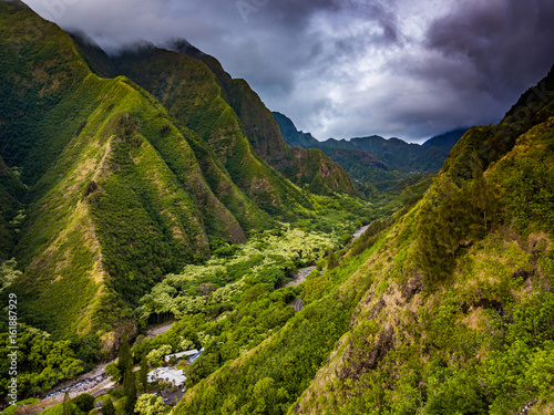 gory-na-wyspie-maui-na-hawajach-w-pochmurny-dzien