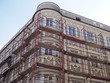 Baustellengerüst - Malerarbeiten lassen historische Hausfassade wieder glänzen