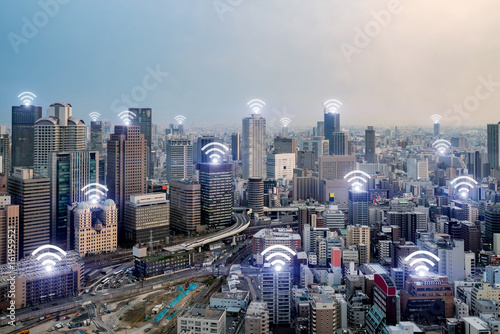 Fototapeta Ikona WiFi i miasto Osaka z bezprzewodowym połączeniem sieciowym. Inteligentne miasto Osaka i sieć komunikacji bezprzewodowej, obraz abstrakcyjny, internet rzeczy.