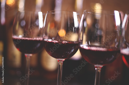 Cuadros en Lienzo Wine glasses with red wine in the bar