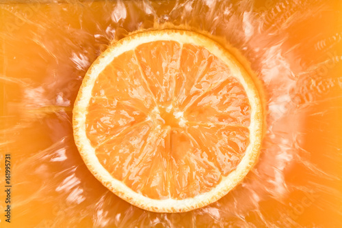 Fotomural stop-motion,splash orange juice, drop orange into orange juice.