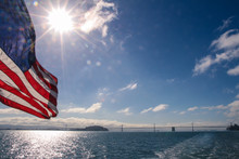 Oakland Bay Bridge, San Francisco Mit Sonne Und USA Flagge