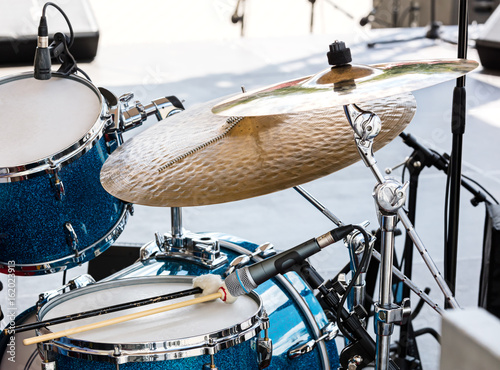 Zdjęcie XXL niebieski zestaw perkusyjny z dwoma drewnianymi pałeczkami na nim. instrumenty muzyczne na scenie, gotowe na koncert.