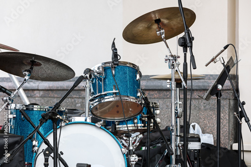 Zdjęcie XXL niebieski zestaw perkusyjny i cymbały stojąc na scenie na świeżym powietrzu tle ściany
