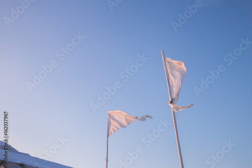 Fotografía Banderines blancos ondeando en el cielo azul