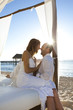 © plprod - couple amoiureux au bord de la mer sur un lit blanc avec des voilages