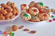 biscotti siciliani fatti con pasta di mandorle e guarniti con frutta candita