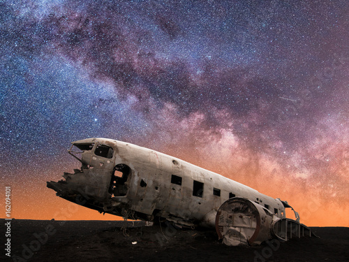 Galaxie de la voie lactée derrière une épave mystérieuse d'un avion C-DC DC- Poster Mural XXL