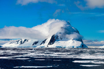 Wall Mural - Beautiful landscape in Antarctica