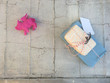 © jeepbabes - lifestyle, glück, wünsche, urbano, modern, neu, copyspace, grau, paketbox, überraschung, retro