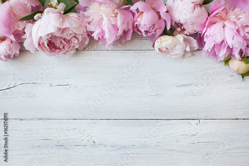 Fotomural Pink peonies on a wooden background