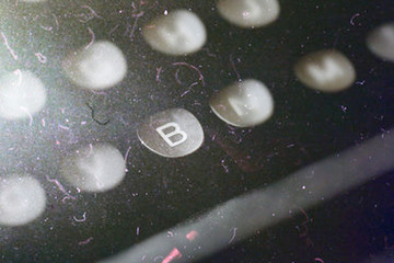 Fototapete - B one letter in focus on an old typewriter