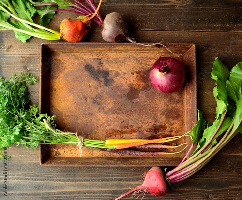 葉付きビーツとにんじんと紫玉ねぎと錆びたトレー Stock Photo Adobe Stock