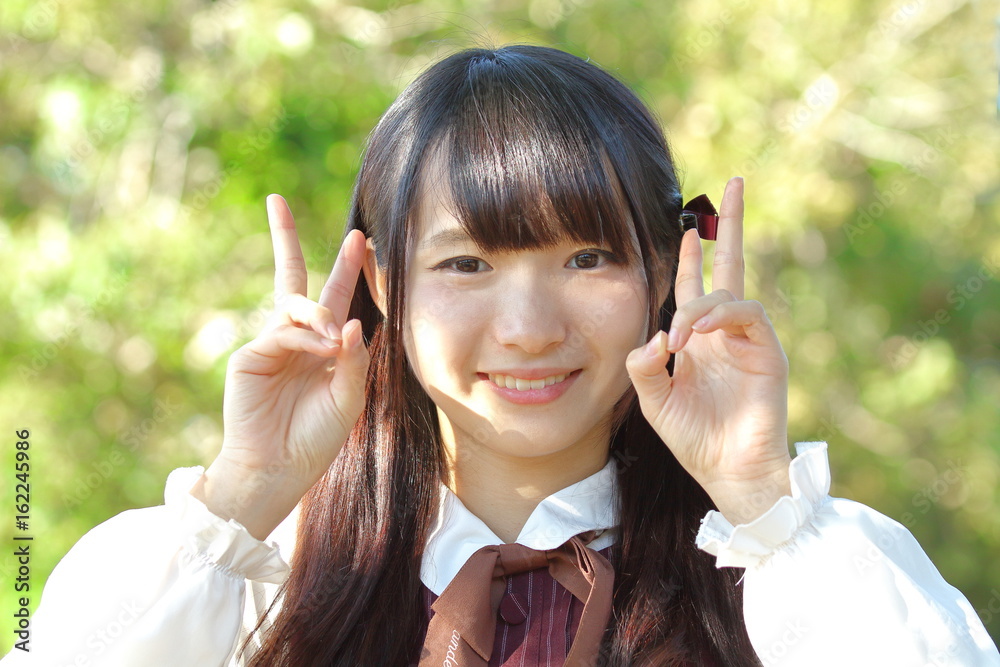 ピースサインの女の子 Stock Photo | Adobe Stock
