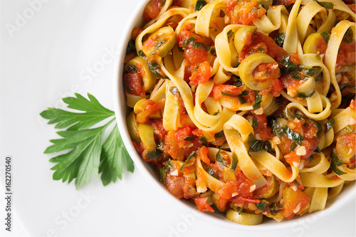 Cuadros en Lienzo tagliatelle with puttanesca sauce
