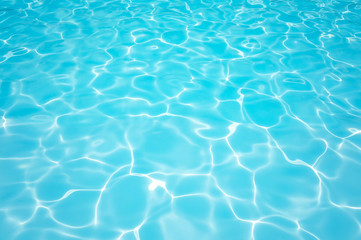  Niebieska i jasna falująca woda i powierzchnia w basenie, piękny ruch łagodny fal w basenie